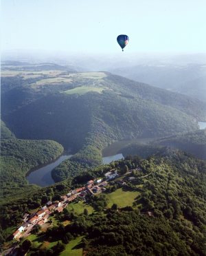 Our balloon over the Sioule river